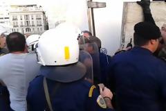 Τι απαντά η Χρυσή Αυγή για την παράνομη απαγόρευση της διανομής τροφίμων στο Σύνταγμα!