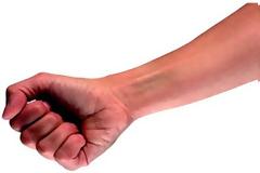 Σφίγγοντας τις γροθιές μας 