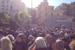 Χιλιάδες Έλληνες ήδη στην οδό Δηλιγιάννη: Ξεκίνησε η διανομή τροφίμων