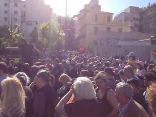 Φωτογραφία για Χιλιάδες Έλληνες ήδη στην οδό Δηλιγιάννη: Ξεκίνησε η διανομή τροφίμων