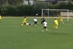 Έβαλε τρία γκολ και...έπιασε δύο πέναλτι!