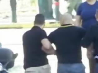 Φωτογραφία για Βίντεο-αποκάλυψη: O Γερμενής είχε όπλο, οι αστυνομικοί τον αφοπλίζουν