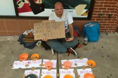 Η φωτογραφία του άστεγου κοινωνιολόγου που προκάλεσε σάλο στο ίντερνετ