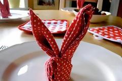 Δίπλωσε την πετσέτα του Πασχαλινού τραπεζιού με ένα πρωτότυπο τρόπο!