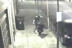 ΣΟΚ: Δείτε τη στιγμή που αφόπλισε το ληστή που του επιτέθηκε