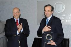 Με δάφνινο στεφάνι υποδέχτηκε τον Σαμαρά ο Δένδιας