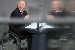 Β. Σόιμπλε: Το ευρώ δεν θα κατέρρεε αν μια χώρα αποχωρούσε