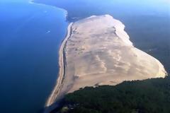 Αμμόλοφοι καταπίνουν δυτική ακτή της Γαλλίας