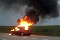 Στις φλόγες τυλίχτηκε αυτοκίνητο στον Έβρο