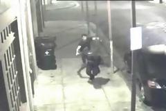 ΣΟΚ: Δείτε τη στιγμή που αφόπλισε το ληστή που του επιτέθηκε