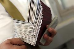 Αν το ΥΠΕΞ δεν μπορεί να ανακαλύψει τους επίορκους, τότε είναι ανίκανοι αυτοί που το διοικούν. Απλά πράγματα...