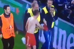 Μοναδική κίνηση - Η φανέλα του Ριμπερί στον εισβολέα [video]