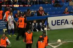 Δεν τον άφηναν οι σεκιουριτάδες να χτυπήσει το κόρνερ!