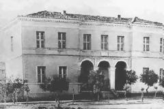 Αντί να βρουν δωρητές να χτίσουν νέα σχολεία, θέλουν να πάρουν τον έλεγχο της Ιωνιδείου Σχολής Πειραιά!