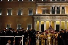 Aποδοκίμασαν τους επισήμους στην περιφορά του Επιταφίου στο Σύνταγμα - 