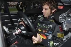 Ο Valentino Rossi αλλάζει τιμόνι και κατακτά το Nascar