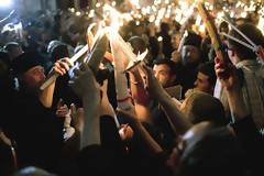 Αναψε το Αγιο Φως νωρίς το μεσημέρι - Στην Αθήνα σε λίγη ώρα...