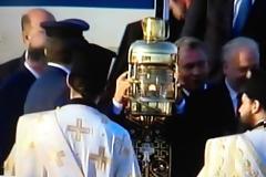 Έφτασε στην Αθήνα το Άγιο Φως! - Eκατοντάδες πιστοί στην Πλάκα