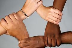 Χτύπημα κατά του ρατσισμού με νέο νόμο προωθεί η κυβέρνηση