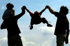 Oι Έλληνες ελπίζουν μόνο στην οικογένεια