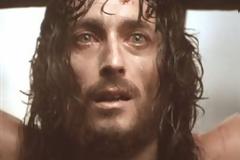 O «Ιησούς από τη Ναζαρέτ» στο σταυρό με κονιάκ και τσιγάρο