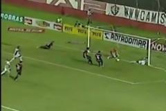 Εξουδετερωμένος τερματοφύλακας με κενή εστία, αλλά το γκολ δεν μπήκε!