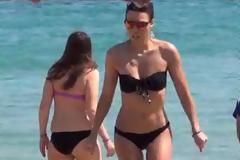 Oι πρώτες βουτιές της Σίσσυς Φειδά στη Μύκονο!