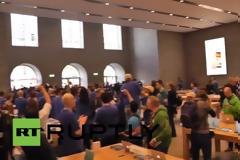 Χιλιάδες κόσμος συγκεντρώνεται για το άνοιγμα του πρώτου καταστήματος της Apple στο Βερολίνο