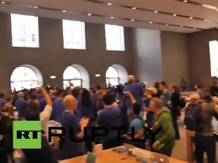 Φωτογραφία για Χιλιάδες κόσμος συγκεντρώνεται για το άνοιγμα του πρώτου καταστήματος της Apple στο Βερολίνο