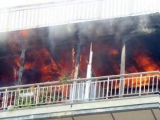 Φωτογραφία για Βόλος: Φωτιά σε μπαλκόνι διαμερίσματος από ξεχασμένη λαμπάδα