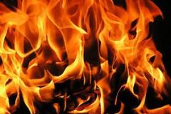 Βόλος: Φωτιά σε αυλή μονοκατοικίας από λαμπάδα