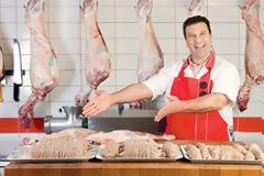 O «ψήστης» της Στανίση είναι ροκάς και κρεοπώλης των Eξαρχείων