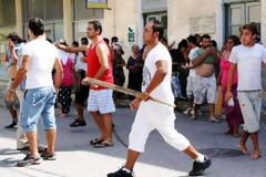 Άγριος ξυλοδαρμός γυναίκας αστυνομικού από ρομά: συμμορία την τραυμάτισε και έσπασε ένα περιπολικό!