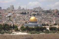 Σηκώνουν ψηλά την Ελληνική σημαία στα βάθη της ερήμου