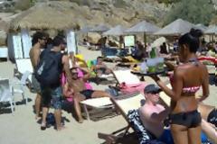 Eλλάδα και οικονομική κρίση: Πήραν φωτιά οι παραλίες της Μυκόνου μέσα στο Πάσχα