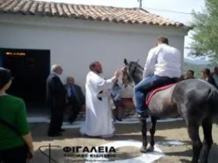 Φωτογραφία για Ηλεία: Με τα άλογα στην Εκκλησία τίμησαν τον Αγιο Γεώργιο στη Φιγαλεία!