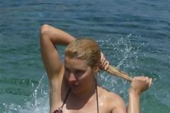 Η φωτογραφία της Ελένης Μενεγάκη στη θάλασσα έβαλε «φωτιά» στο Twitter