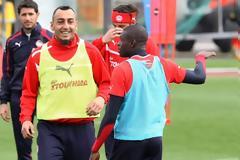 ΣΤΗΝ ΤΕΛΙΚΗ ΕΥΘΕΙΑ ΓΙΑ ΤΟΝ ΤΕΛΙΚΟ ΟΙ ΕΡΥΘΡΟΛΕΥΚΟΙ