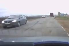 Μυστήριο με τη γυναίκα – φάντασμα που εμφανίστηκε σε δρόμο της Ρωσίας - Δείτε το video