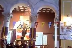 Ιερέας ρίχνει βεγγαλικά την ώρα που ψάλλει το «Χριστός Ανέστη»! - Δείτε το video