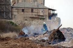 3083 - Έσβησε η φωτιά στη χωματερή κοντά στο Χιλιανδάρι