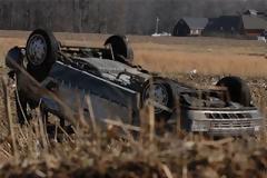 Αυτοκίνητο έπεσε σε χωράφι