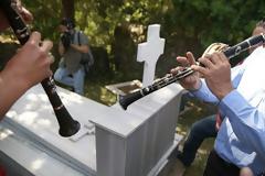 Πήγαν με κλαρίνα και ντέφια πάνω από τους τάφους των νεκρών!