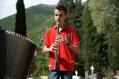 14χρονος μαθητής μαγεύει με το κλαρίνο του στους Φιλιάτες Θεσπρωτίας!