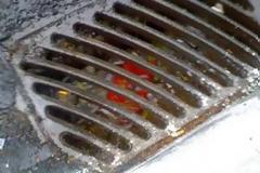 Πάτρα: Eσπασε με σχάρα την τζαμαρία μίνι μάρκετ