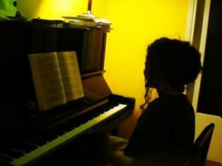 Φωτογραφία για Ένα «χρυσό» κορίτσι με όνειρα για το πιάνο