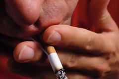 Δες τι παθαίνεις όταν καπνίζεις πριν πας για ύπνο...