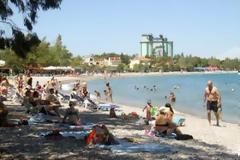 Πάτρα: Πάσχα με μπάνια στη θάλασσα και λιγότερες κρoτίδες