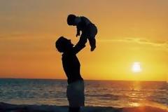 Ο πατέρας μαθαίνει στο παιδί την επιμονή