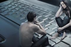 Οι Έλληνες ξοδεύουν 8 ώρες καθημερινά σε τηλεόραση και facebook